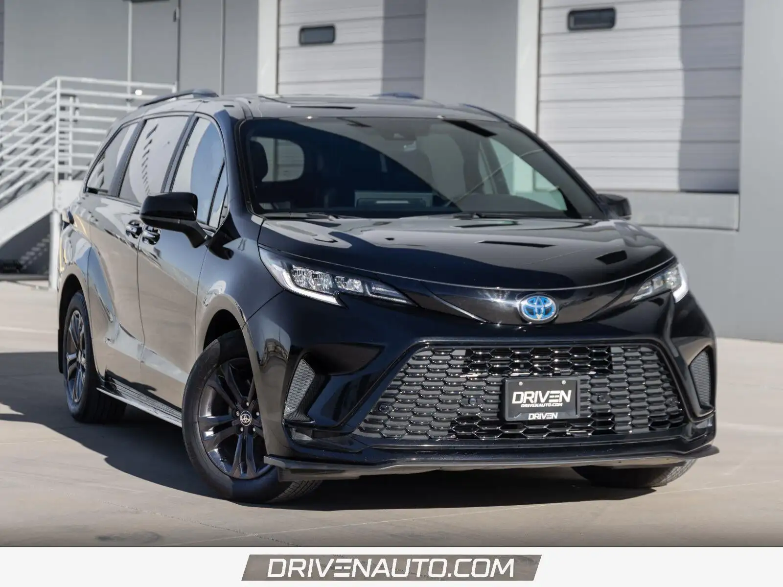 2025 Toyota Sienna LE AWD 8-Passenger's photo