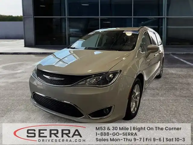 2017 Chrysler Pacifica Touring-L's photo