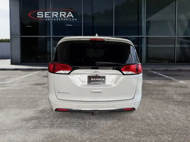 2017 Chrysler Pacifica Touring-L photo 3