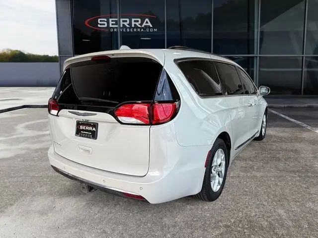 2017 Chrysler Pacifica Touring-L photo 4