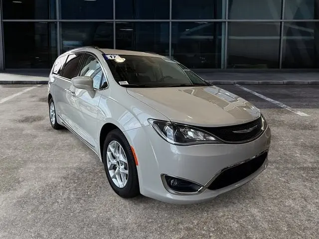 2017 Chrysler Pacifica Touring-L photo 5