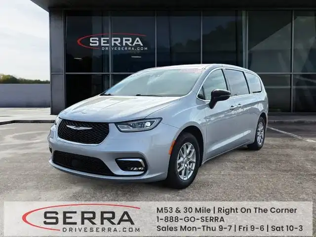 2024 Chrysler Pacifica Touring L's photo