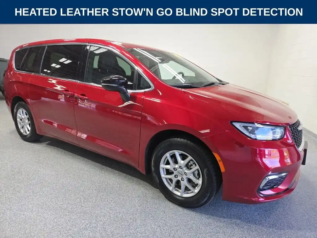2025 Chrysler Pacifica Select's photo