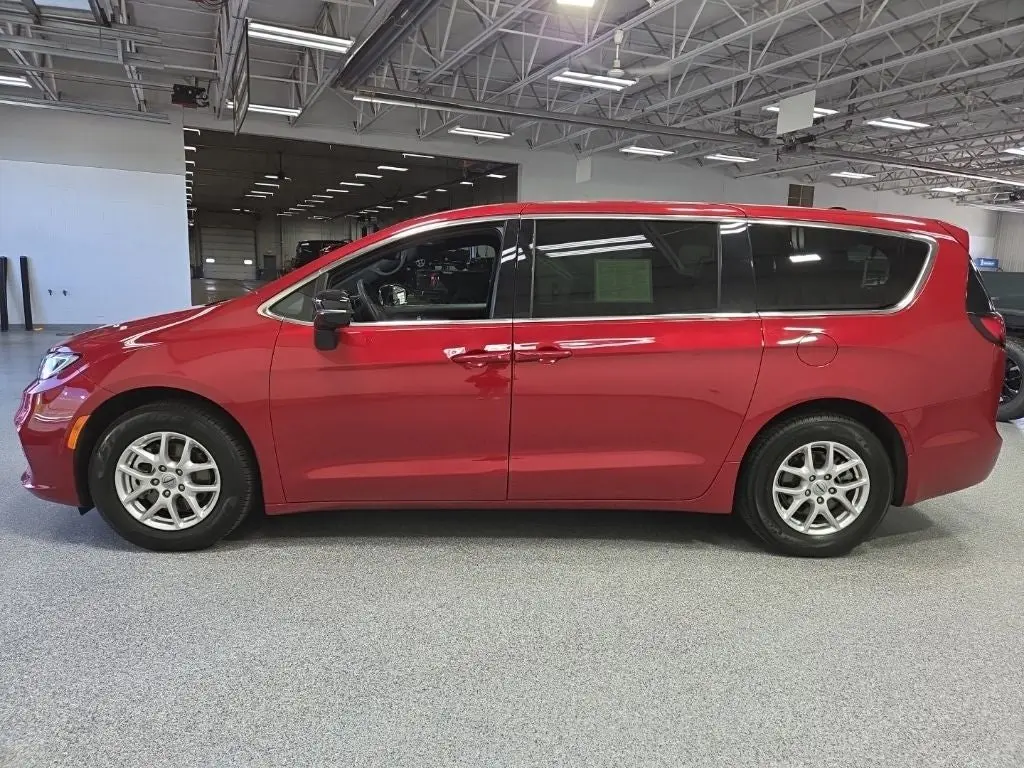 2025 Chrysler Pacifica Select photo 4
