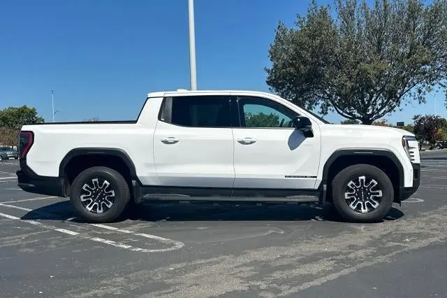 2026 GMC Sierra Elevation Standard e4WD Crew Cab Range photo 3