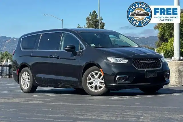 2023 Chrysler Pacifica Touring L's photo