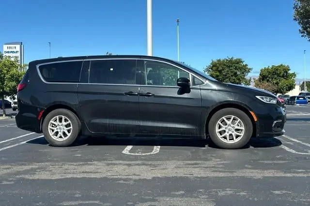 2023 Chrysler Pacifica Touring L photo 3