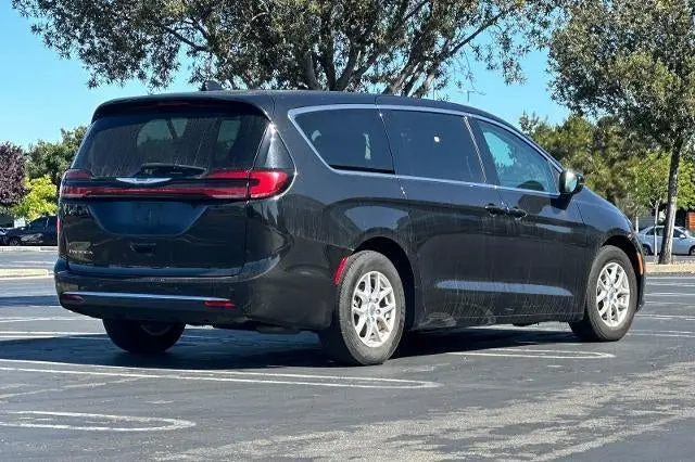2023 Chrysler Pacifica Touring L photo 4