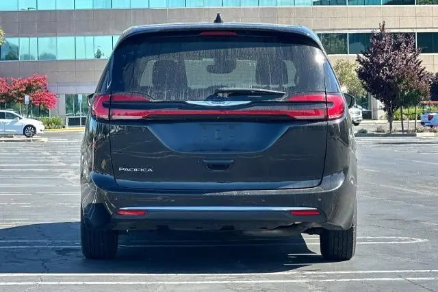 2023 Chrysler Pacifica Touring L photo 5
