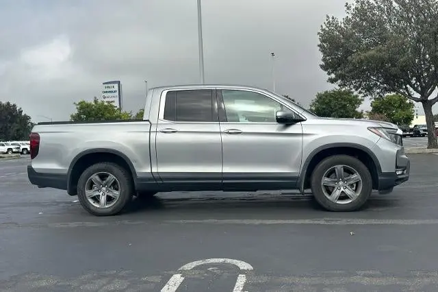 2021 Honda Ridgeline RTL-E AWD photo 3