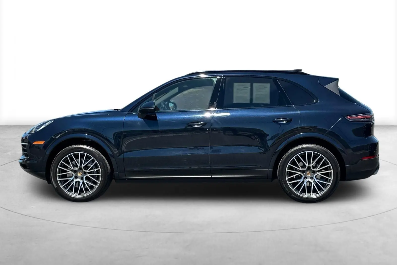 2023 Porsche Cayenne Platinum Edition photo 3