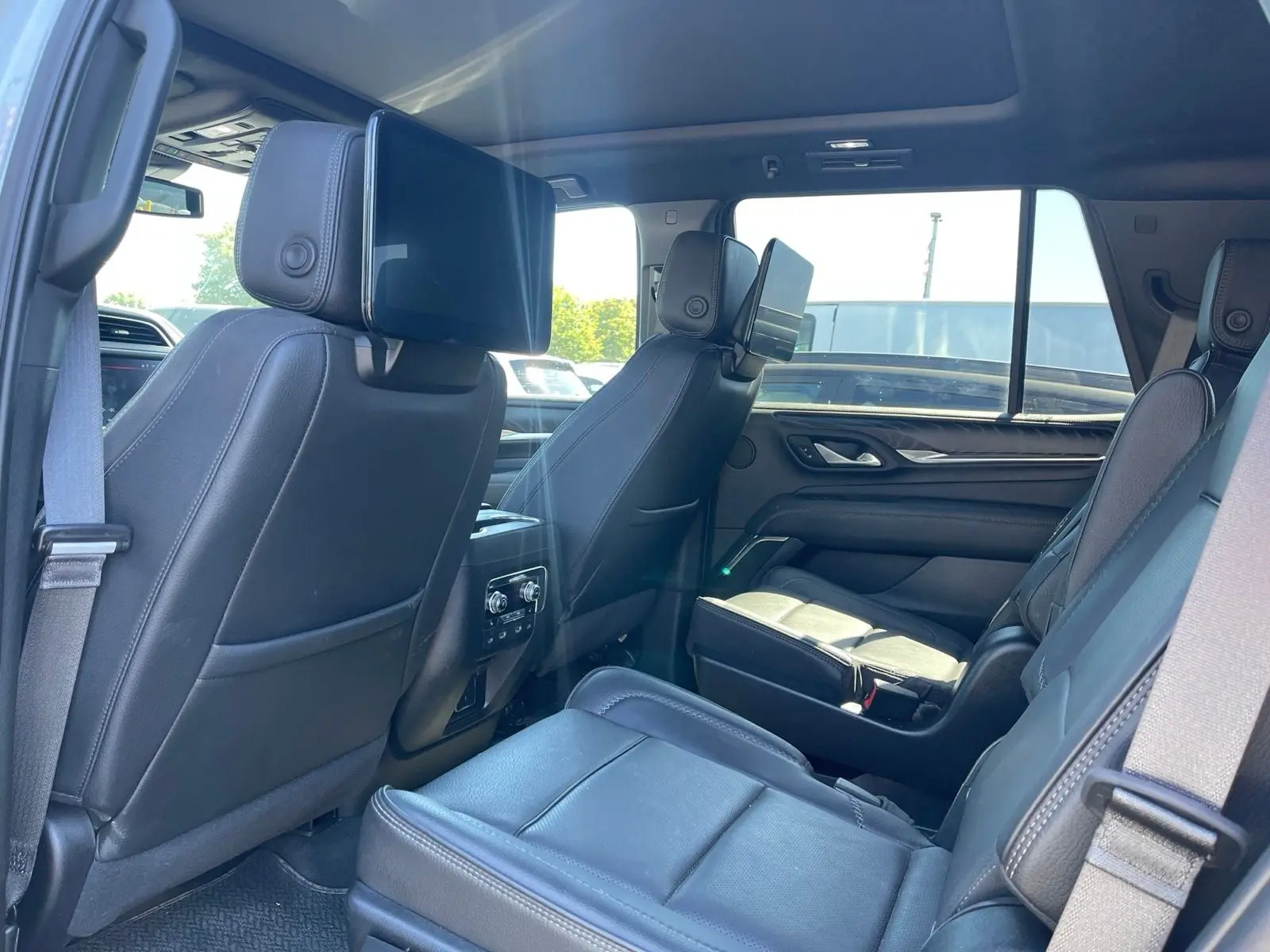 2023 GMC Yukon 4WD Denali photo 4