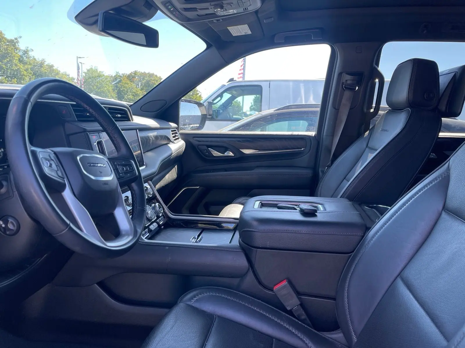 2023 GMC Yukon 4WD Denali photo 5
