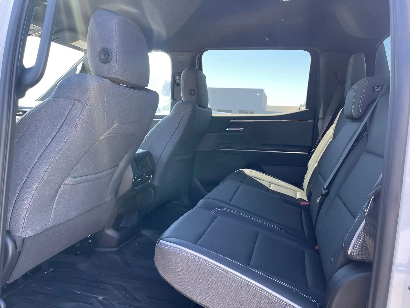 2026 GMC Sierra Elevation Stamdard Range Crew Cab e4WD photo 4