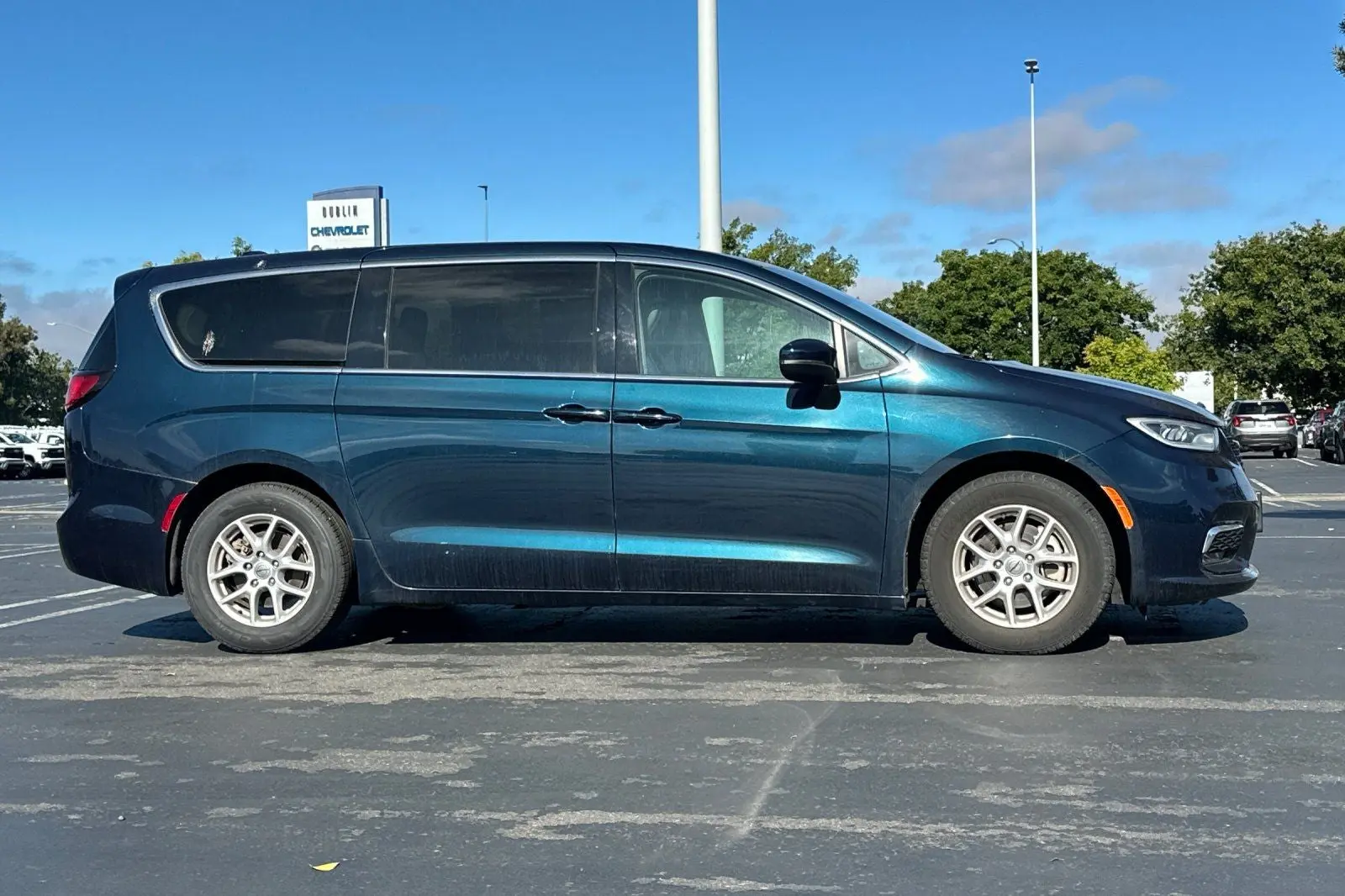 2023 Chrysler Pacifica Touring L photo 3