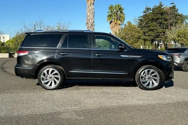 2024 Lincoln Navigator Premiere AWD photo 3