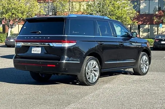 2024 Lincoln Navigator Premiere AWD photo 4