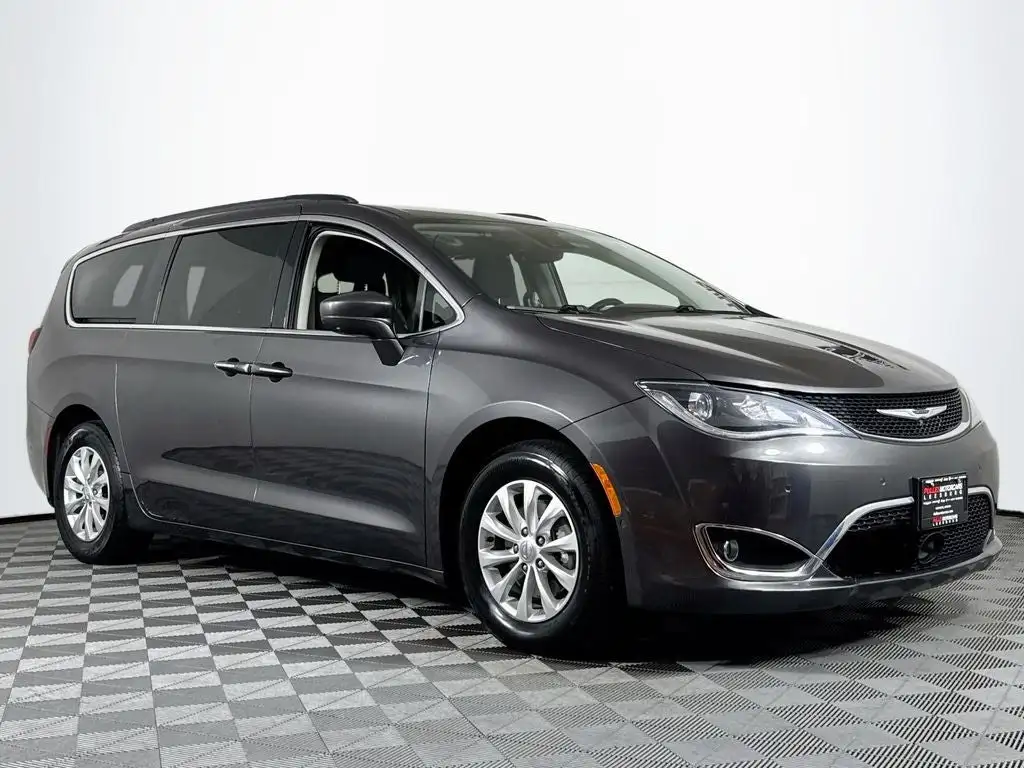 2019 Chrysler Pacifica Touring Plus's photo