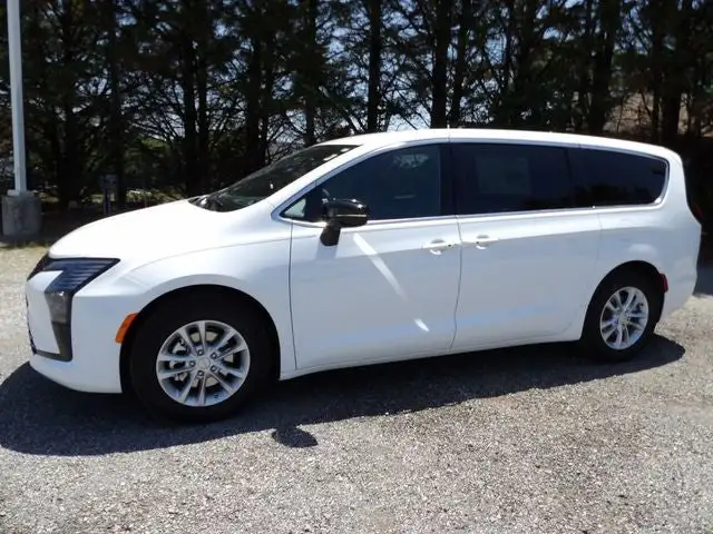 2027 Chrysler Pacifica Select's photo