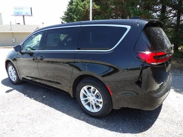 2027 Chrysler Pacifica Select photo 3