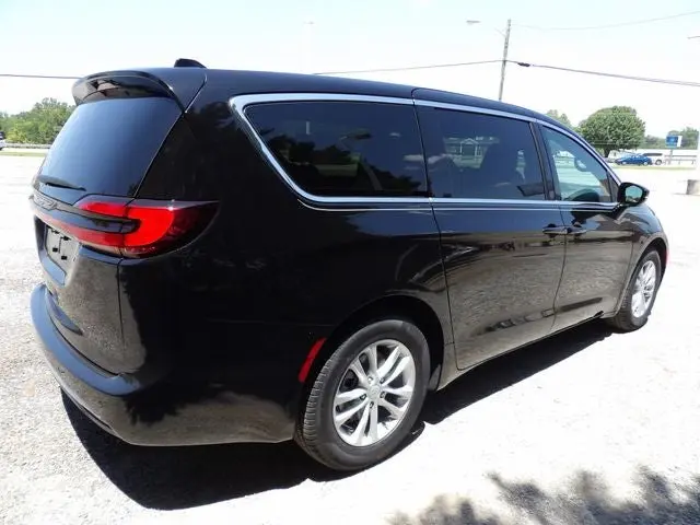 2027 Chrysler Pacifica Select photo 4