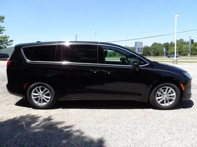 2027 Chrysler Pacifica Select photo 5