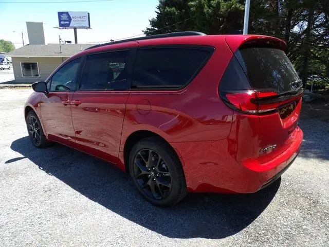 2026 Chrysler Pacifica Limited AWD photo 3