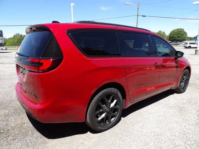 2026 Chrysler Pacifica Limited AWD photo 4