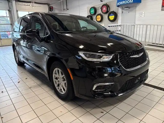 2026 Chrysler Pacifica Select's photo