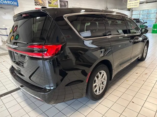 2026 Chrysler Pacifica Select photo 3