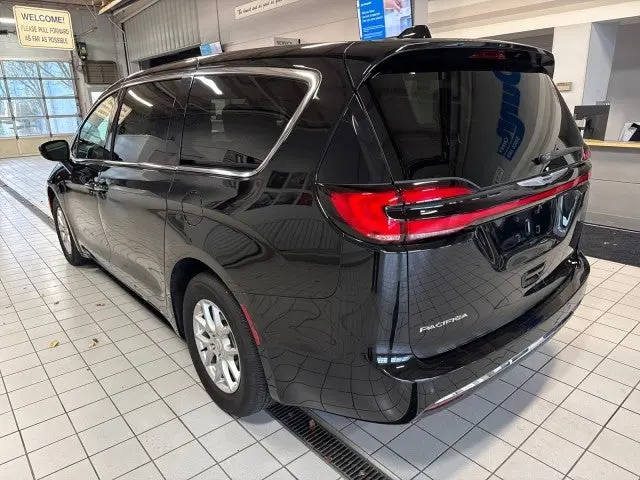 2026 Chrysler Pacifica Select photo 5