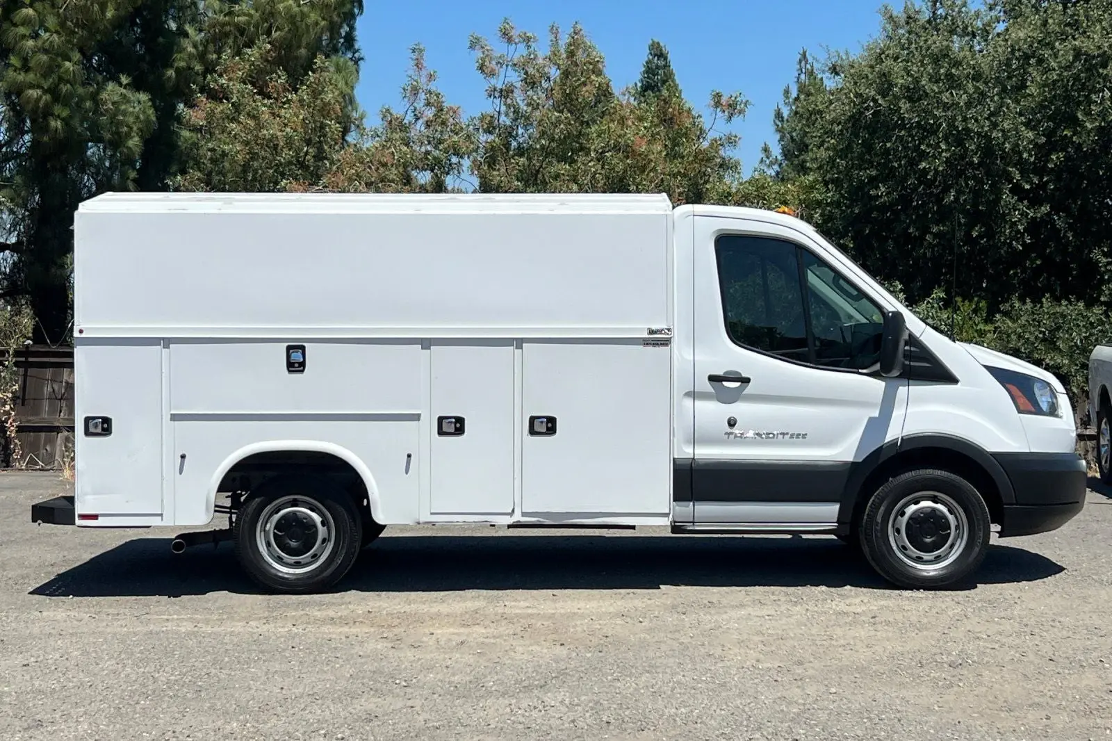 2017 Ford Transit T350 Cutaway SRW 138 WB photo 3