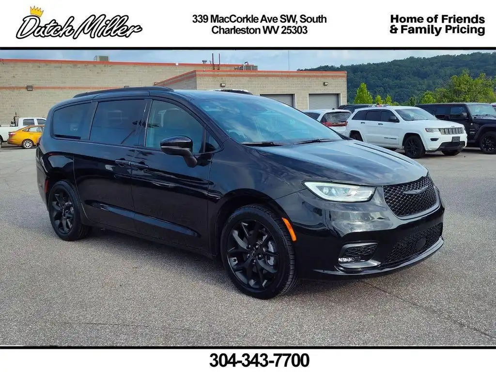 2023 Chrysler Pacifica Touring L AWD's photo