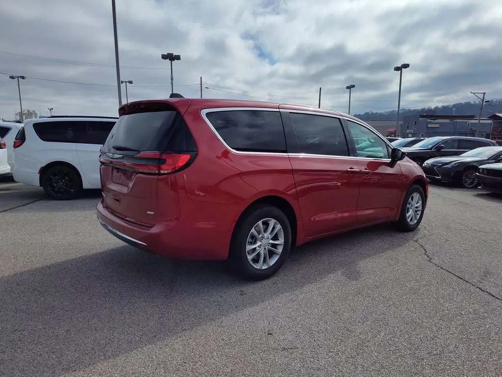 2026 Chrysler Pacifica Select AWD photo 3