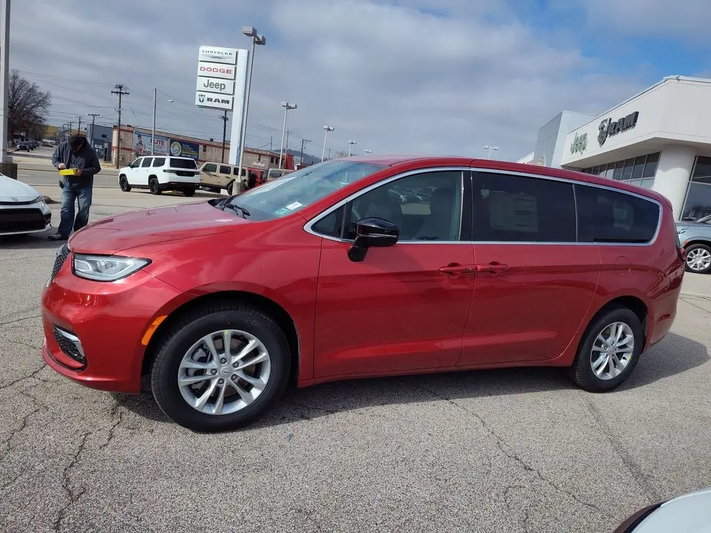 2026 Chrysler Pacifica Select AWD photo 5