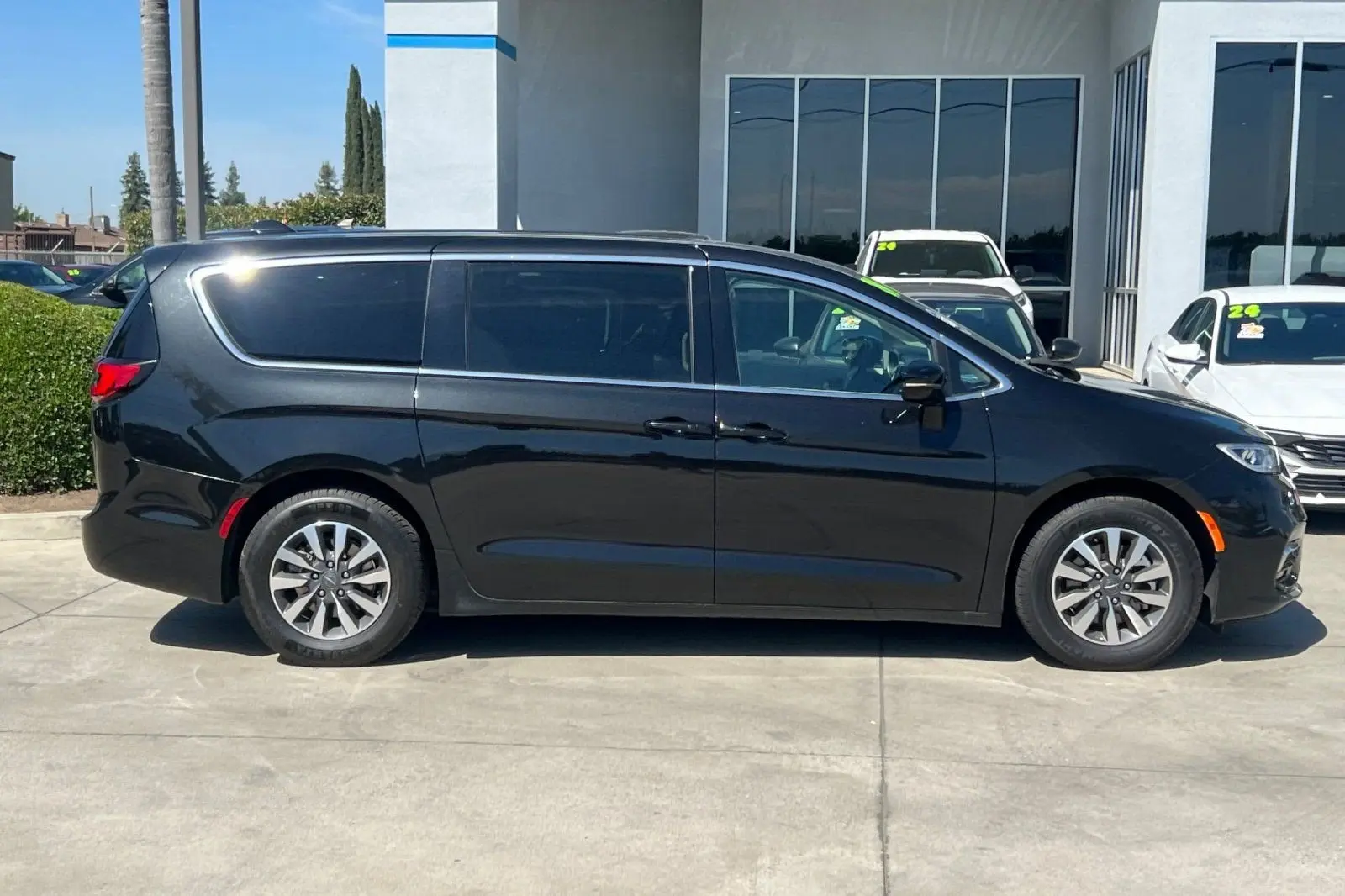 2024 Chrysler Pacifica Hybrid Select PHEV photo 3