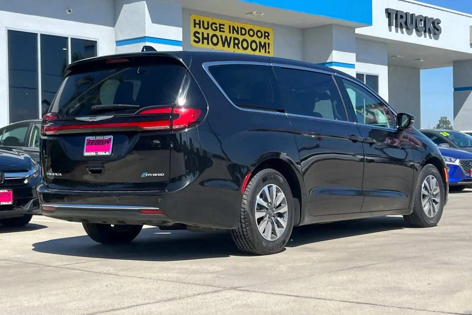 2024 Chrysler Pacifica Hybrid Select PHEV photo 4