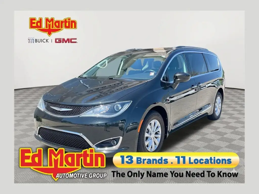 2017 Chrysler Pacifica Touring-L photo 1