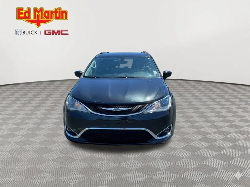 2017 Chrysler Pacifica Touring-L photo 3