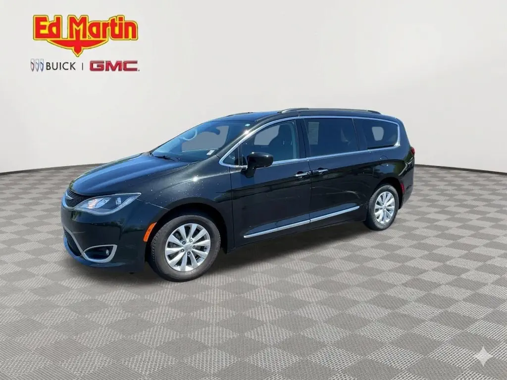 2017 Chrysler Pacifica Touring-L photo 4