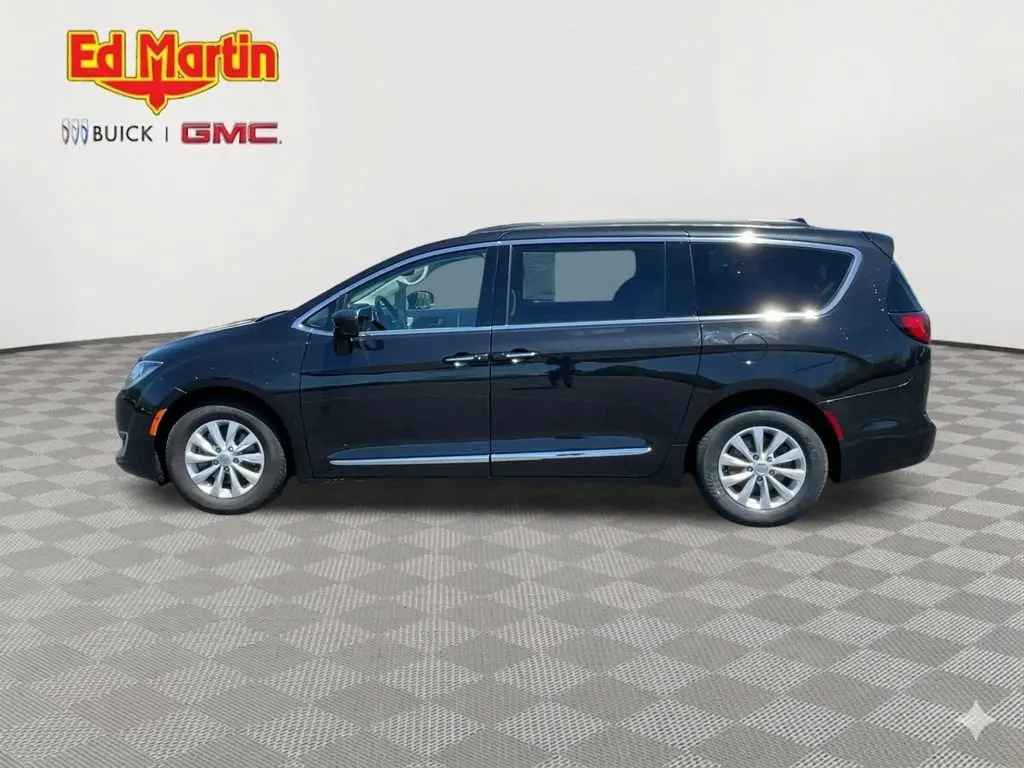 2017 Chrysler Pacifica Touring-L photo 5