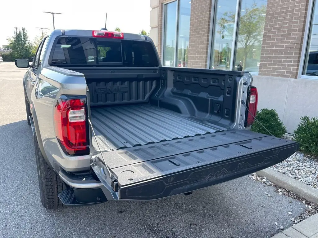 2026 GMC Canyon Denali 4WD Crew Cab Short Box photo 5