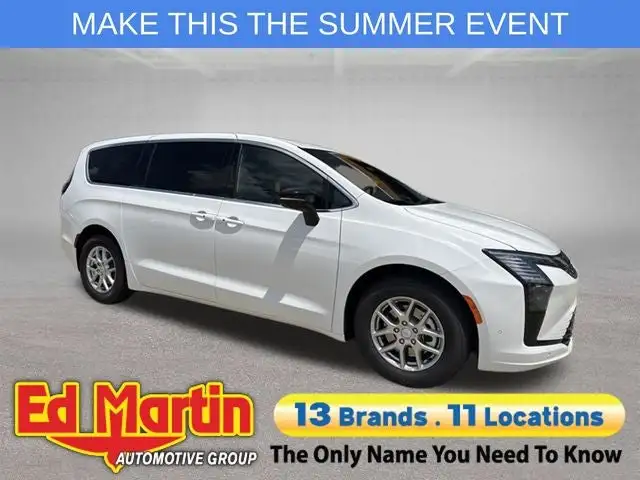 2027 Chrysler Pacifica Select's photo