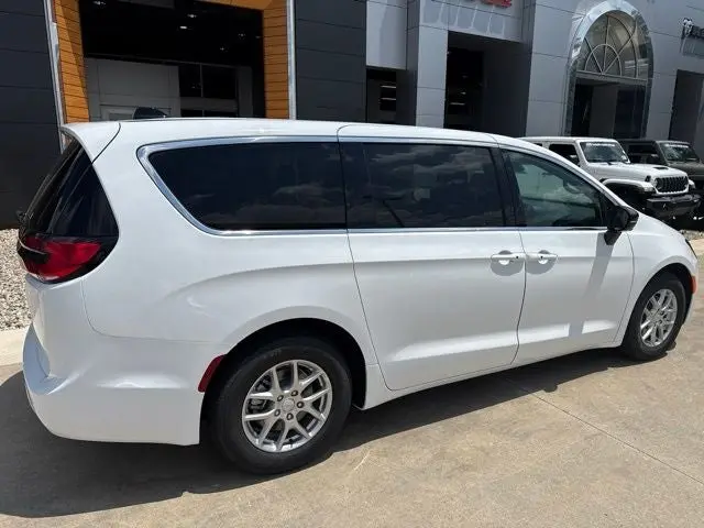 2027 Chrysler Pacifica Select photo 3