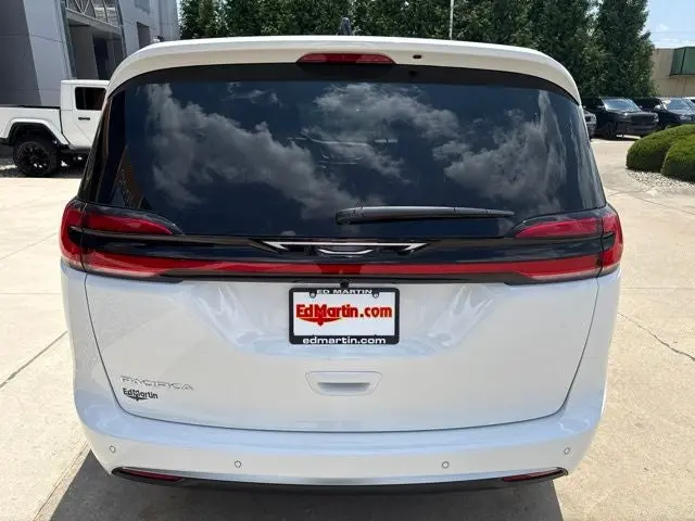 2027 Chrysler Pacifica Select photo 4