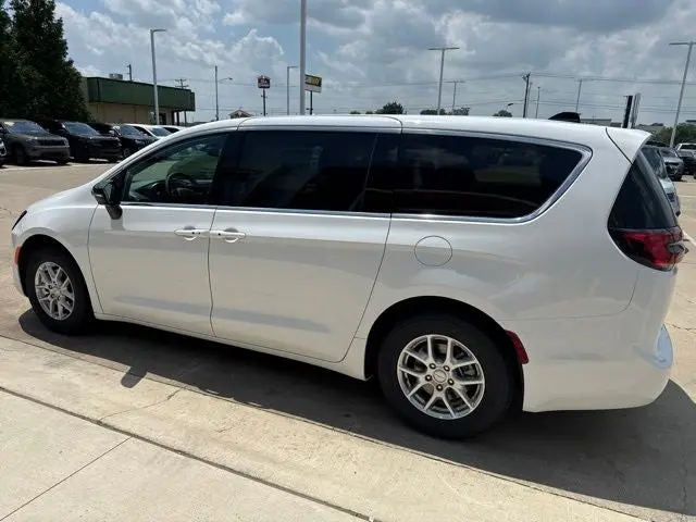 2027 Chrysler Pacifica Select photo 5