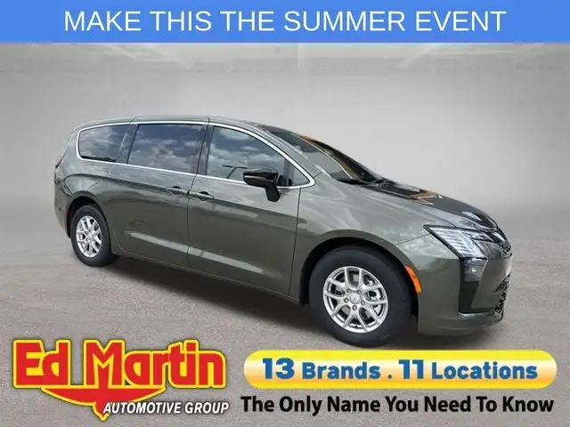 2027 Chrysler Pacifica Select's photo