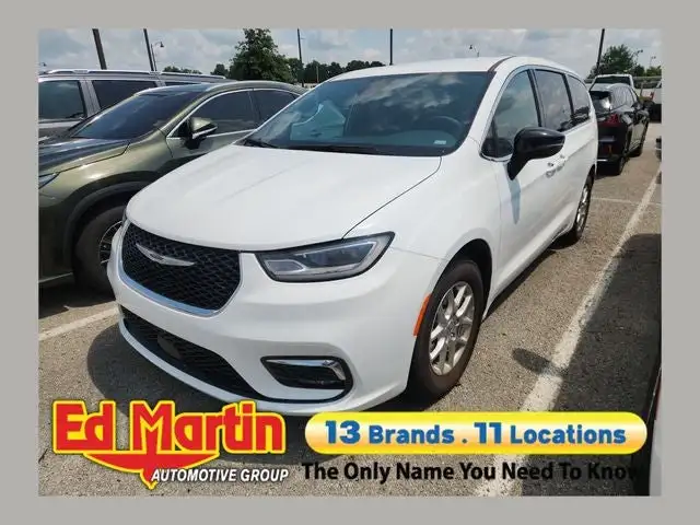 2025 Chrysler Pacifica Select's photo