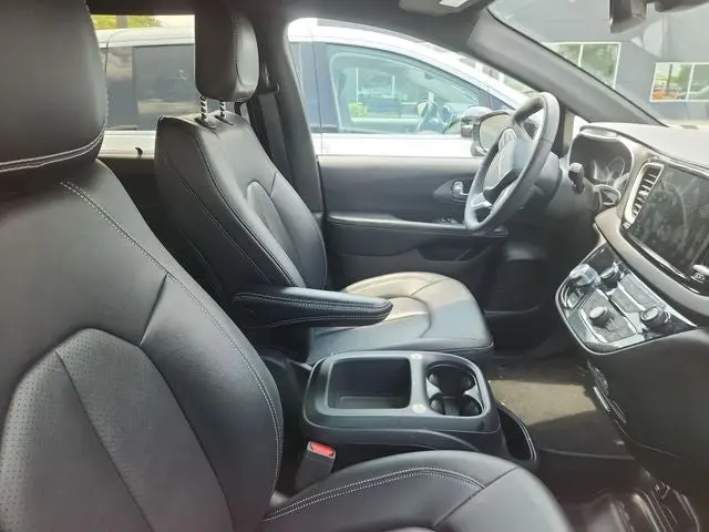2025 Chrysler Pacifica Select photo 4