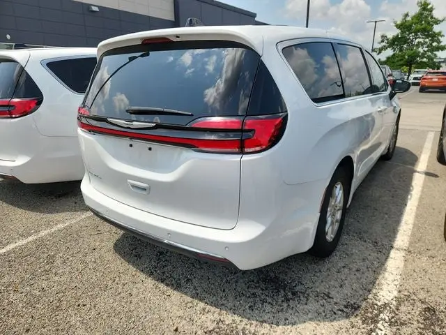 2025 Chrysler Pacifica Select photo 5
